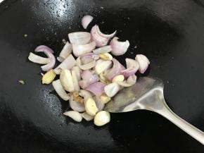 另起油锅爆香姜、蒜，后放入洋葱爆香。