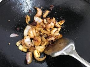 放入2勺郫县豆瓣酱翻炒均匀。