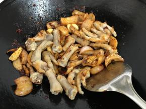 再放入鸡爪翻炒均匀。