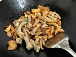 再放入鸡爪翻炒均匀。