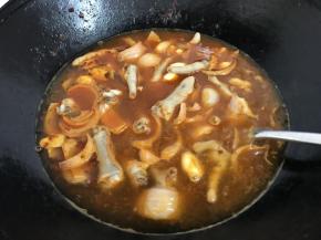 加入没过鸡爪的水。