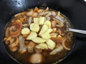 煮开后放入土豆煮20分钟。