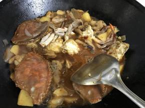 放入生抽和蚝油调味后放入蟹肉块。