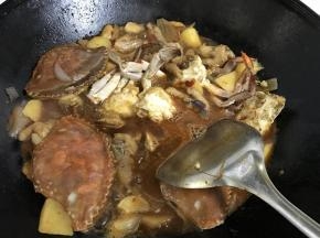 放入生抽和蚝油调味后放入蟹肉块。