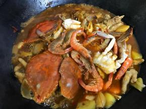 煮开后把虾放入煮5分钟。