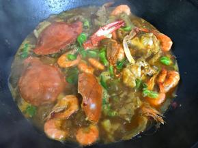 最后放入青椒大火收汁后即可出锅。