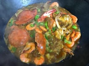 最后放入青椒大火收汁后即可出锅。