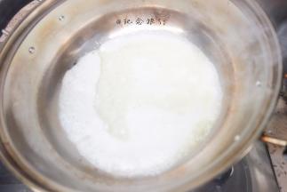 牛奶45g 水45g 黄油37g 糖3g 盐0.5g放入锅中煮沸