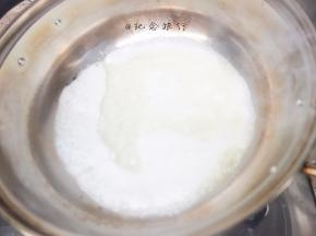 牛奶45g 水45g 黄油37g 糖3g 盐0.5g放入锅中煮沸