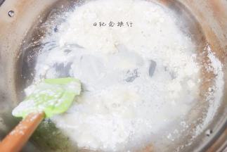 2、	关小火倒入提前准备的低粉迅速搅拌至无干粉颗粒，