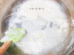 2、	关小火倒入提前准备的低粉迅速搅拌至无干粉颗粒，