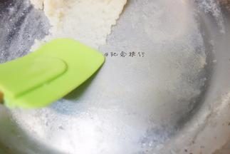 	锅底有一层膜，但面糊不粘锅，面糊软化，颗粒变粗后立即关火，面团冷却到60度以下