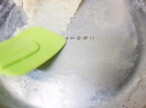 	锅底有一层膜，但面糊不粘锅，面糊软化，颗粒变粗后立即关火，面团冷却到60度以下