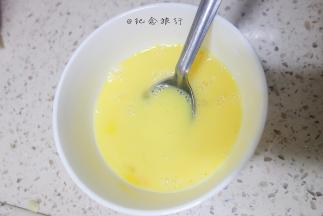 将全蛋打散，分4-5次加入冷却的面团，每一次都要等上一次蛋液全部吸收完再加入下一次蛋液