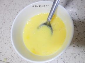 将全蛋打散，分4-5次加入冷却的面团，每一次都要等上一次蛋液全部吸收完再加入下一次蛋液