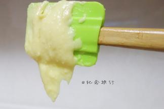 	提起刮刀，面糊有光滑的倒三角