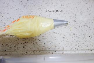 	将面糊装入裱花袋，花嘴用的三能的7066
