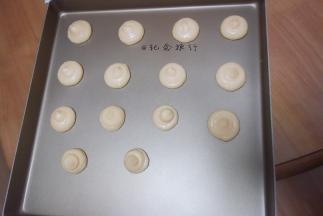 将泡芙挤在烤盘上