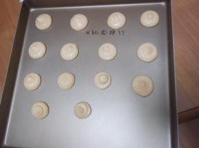 将泡芙挤在烤盘上