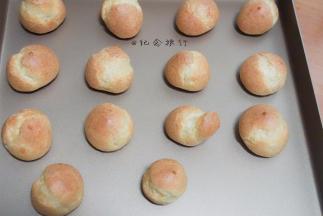 烤箱预热210度 烤10分钟，转160度烤10分钟左右微微发黄即可