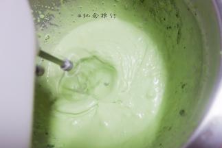 	淡奶油+白糖加抹茶酱打至8分发不会流动即可