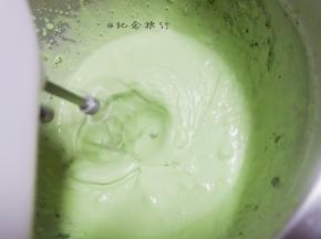 	淡奶油+白糖加抹茶酱打至8分发不会流动即可