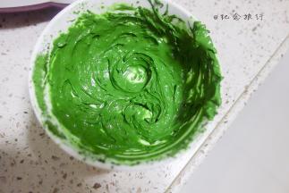 抹茶加一点点淡奶油混合打散备用