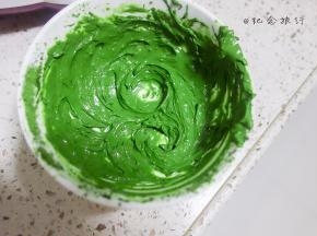 抹茶加一点点淡奶油混合打散备用