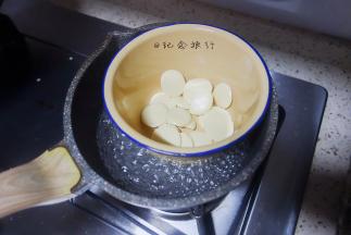 将融化的白巧克力加入奶油中混合均匀，将白巧抹茶从泡芙底部挤入即可，放冰箱