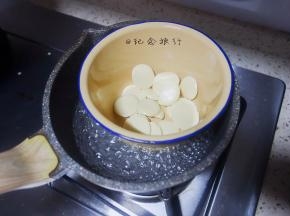 将融化的白巧克力加入奶油中混合均匀，将白巧抹茶从泡芙底部挤入即可，放冰箱