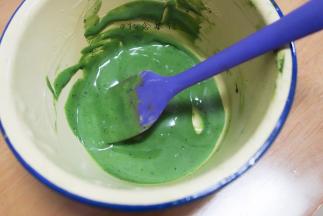 抹茶+奶油先打散再加融化的巧克力+奶油混合均匀做成淋面