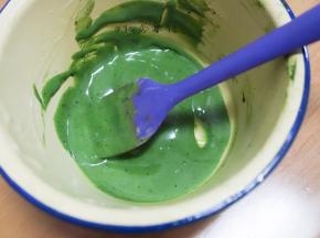 抹茶+奶油先打散再加融化的巧克力+奶油混合均匀做成淋面