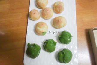 	泡芙用杏仁片插上去做眼睛，挂上抹茶白巧克力，做好以后放冰箱冷冻一夜做装饰