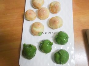 	泡芙用杏仁片插上去做眼睛，挂上抹茶白巧克力，做好以后放冰箱冷冻一夜做装饰