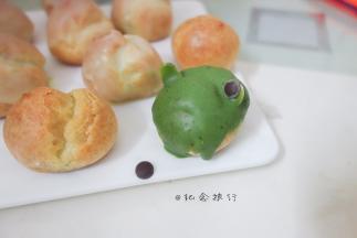 放上巧克力做眼睛 嘴巴装饰即可