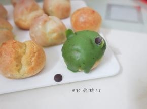 放上巧克力做眼睛 嘴巴装饰即可