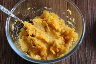 红薯洗净蒸熟，可以用烤箱蒸，也可以用蒸锅蒸。蒸熟后用勺子压成泥状。