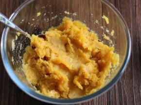 红薯洗净蒸熟，可以用烤箱蒸，也可以用蒸锅蒸。蒸熟后用勺子压成泥状。
