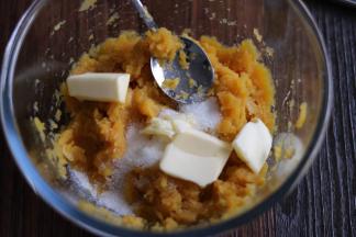 加入细砂糖，黄油，拌匀至砂糖和黄油融化。