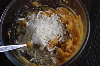 加入马苏里拉拌匀。