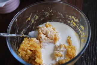 加入淡奶油拌匀。