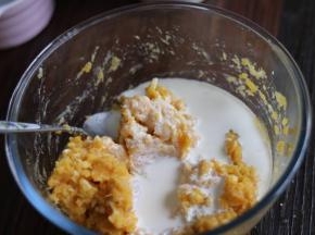 加入淡奶油拌匀。