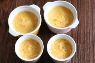 把拌匀的红薯泥，放入耐高温陶瓷杯里，压平。