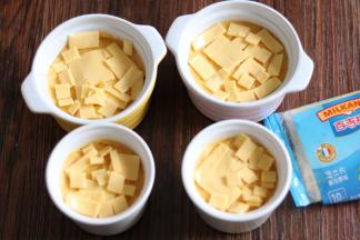 表面放上芝士片。