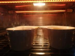 放入嫩烤箱，中下层，上下管200度，烘烤15分钟。红薯泥是熟的，我们只要把芝士片烤化就可以了。普通烤箱提前预热8分钟。