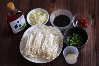 准备好所用原料，葱姜切末，葱花切碎，金针菇去掉尾部洗净控干水份，辣椒切丝，蚝油和生抽搅拌匀。