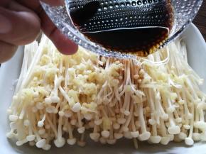 金针菇铺盘，撒上姜末，浇入生抽蚝油汁。