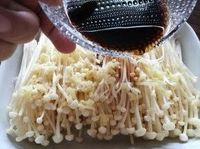 金针菇铺盘，撒上姜末，浇入生抽蚝油汁。