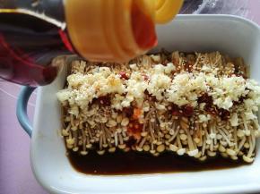 腌渍后，撒上辣椒丝，蒜末，浇上少许小红油。