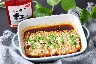 出炉撒上葱花，即可食用。